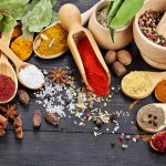 Co pomoże wzmocnić kości: wymieniono 10 ziół i przypraw bogatych