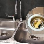 Hydraulik pokazuje sprytną sztuczkę: usuwa zator w odpływie w kilka