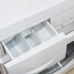 Jak usunąć pleśń z tacy pralki: prosty środek z kuchni