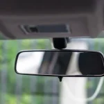 na-lusterku-wstecznym-w-samochodzie-znajduje-sie-przycisk-o-ktorym.webp.webp