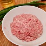 po-co-dodawac-lod-do-miesa-mielonego-na-kotlety-skoro.jpg